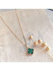 Atelier MIU Pozłacany naszyjnik z zawieszką - dł. 42 cm rozmiar: onesize. Zielone naszyjniki atelier MIU, z materiału, z perłą, pozłacane. Za 78.47 zł.