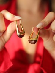 Pierres de Jade Pozłacane kolczyki z agatem rozmiar: onesize. Brązowe kolczyki Pierres de Jade, z agatem, pozłacane. Za 43.99 zł.