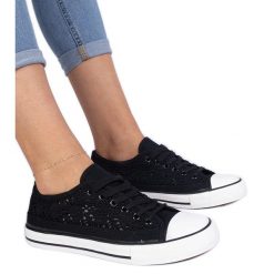 Czarne trampki damskie ażurowe. Czarne trampki w ażurowe wzory, z tkaniny, eleganckie, bez zapięcia. Za 89.18 zł.