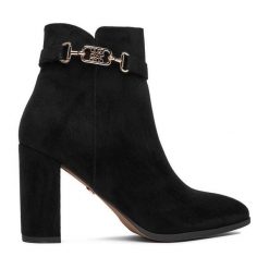 Botki Nine West. Czarne botki Nine West, bez wzorów, bez obcasa, na słupku, bez zapięcia. Za 289.99 zł.