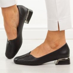 Czarne ażurowe skórzane czółenka damskie Vinceza 99203. Czarne czółenka VINCEZA, na lato, w ażurowe wzory, z jeansu, eleganckie, bez obcasa, na obcasie, bez zapięcia. Za 239.00 zł.