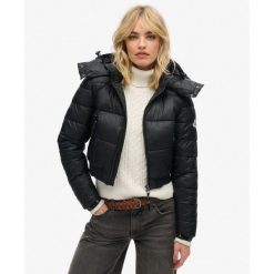Kurtka z kapturem Crop Hooded Fuji. Czarne kurtki Superdry, bez wzorów, eleganckie, z kapturem. W wyprzedaży za 333.30 zł.