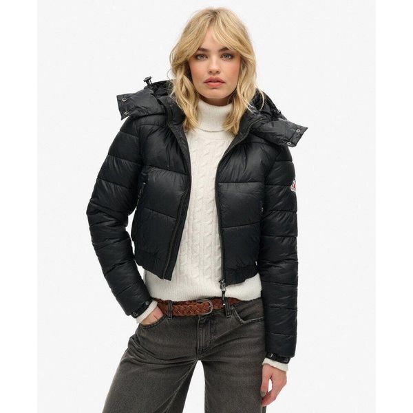 Kurtka z kapturem Crop Hooded Fuji. Czarne kurtki Superdry, bez wzorów, eleganckie, z kapturem. W wyprzedaży za 333.30 zł.