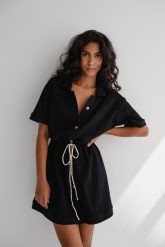 Sukienka z prążkowanej dzianiny w kolorze TOTALLY BLACK - ABBIE-M/L. Czarne sukienki Marsala, na co dzień, l, bez wzorów, z bawełny, bez kołnierzyka, bez ramiączek, mini, proste. W wyprzedaży za 161.94 zł.