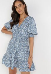 Niebieska Sukienka Salesi. Niebieskie sukienki Born2be, l, z aplikacjami, z materiału, bez kołnierzyka, bez ramiączek, mini, kopertowe. W wyprzedaży za 76.99 zł.