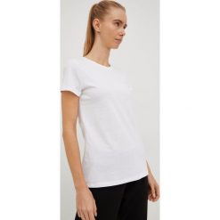Outhorn t-shirt bawełniany kolor biały. Białe t-shirty Outhorn, l, bez wzorów, z bawełny, bez kołnierzyka, bez ramiączek. Za 39.99 zł.