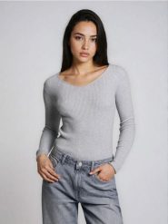 Prążkowany sweter z dekoltem V - szary. Szare swetry Sinsay, l, bez wzorów, prążkowane, bez ramiączek. Za 39.99 zł.