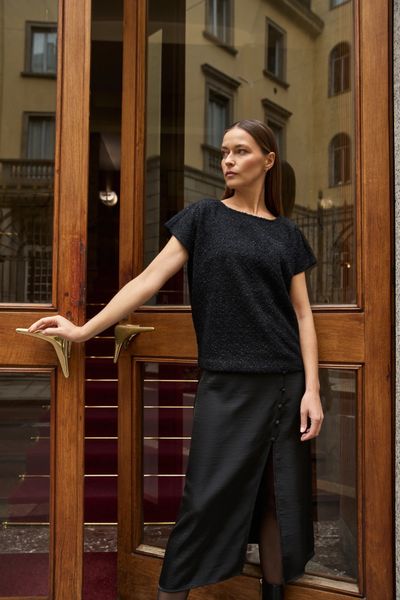 Błyszcząca bluzka z krótkimi rękawami czarna. Czarne bluzki MOODO, l, bez wzorów, z elastanu, bez kołnierzyka, bez ramiączek. Za 99.99 zł.