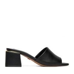 Klapki Nine West. Czarne klapki Nine West, bez wzorów, bez obcasa, bez zapięcia. Za 199.99 zł.