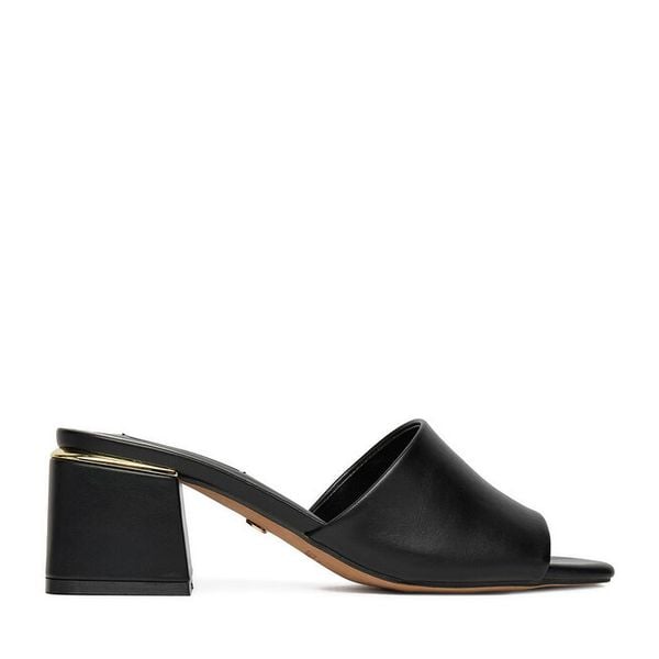 Klapki Nine West. Czarne klapki Nine West, bez wzorów, bez obcasa, bez zapięcia. Za 199.99 zł.