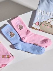 Bawełniane skarpetki z haftem 2 pack Pusheen the Cat - wielobarwny. Skarpetki Sinsay, bez wzorów, z bawełny. Za 12.99 zł.