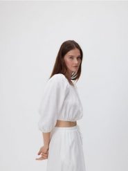 Lniana bluzka - biały. Białe bluzki Reserved, l, bez wzorów, z tkaniny, bez kołnierzyka, bez ramiączek. Za 139.99 zł.