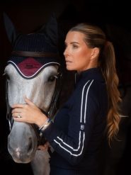 Damski sweter 1/4 zip Equestrian Stockholm. Niebieskie swetry EQUESTRIAN STOCKHOLM, xs, bez wzorów, z bawełny, eleganckie, bez ramiączek. Za 573.90 zł.