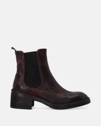 BORDOWE BOTKI Z SKÓRY CIENIOWANEJ K004LEBOOBB026. Czerwone botki Venezia, bez wzorów, ze skóry, bez obcasa, bez zapięcia. Za 959.00 zł.