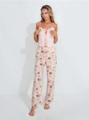 Wiskozowa piżama dwuczęściowa z motywem kwiatowym - różowy. Czerwone piżamy Sinsay, l, bez wzorów, z wiskozy, bez kołnierzyka, bez ramiączek. Za 59.99 zł.