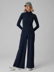 4F Spodnie dresowe z szerokimi nogawkami damskie - granatowe XL. Niebieskie spodnie dresowe 4f, bez wzorów, z dresówki, krótkie. Za 169.99 zł.