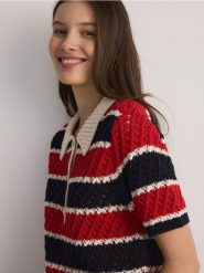 Ażurowy sweter z kołnierzem - czerwony. Czerwone swetry Reserved, l, w ażurowe wzory, z bawełny, bez ramiączek. Za 139.99 zł.