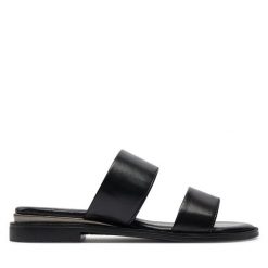 Klapki Tamaris. Czarne klapki Tamaris, bez wzorów, bez obcasa, bez zapięcia. Za 299.99 zł.