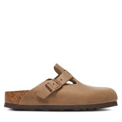 Klapki Birkenstock. Brązowe klapki Birkenstock, bez wzorów, z zamszu, bez obcasa, bez zapięcia. Za 529.99 zł.