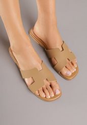Beżowe Klapki Vices z Geometryczną Cholewką Arlemia. Brązowe klapki Born2be, bez wzorów, z jeansu, bez obcasa, na płaskiej podeszwie, bez zapięcia. Za 49.99 zł.