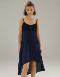 Granatowa sukienka mini. Sukienki Unisono, l, bez wzorów, z tkaniny, bez kołnierzyka, bez ramiączek, mini, rozkloszowane. Za 139.00 zł.