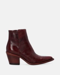 SKÓRZANE KOWBOJKI W KOLORZE BORDOWYM D001LEBOOBB132. Czerwone botki Venezia, bez wzorów, ze skóry, bez obcasa, bez zapięcia. Za 1,259.00 zł.