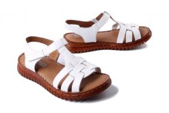 ARTIKER RELAKS 54C0813 biały, sandały damskie. Białe sandały Artiker Relaks, bez wzorów, bez obcasa, bez zapięcia. Za 167.93 zł.