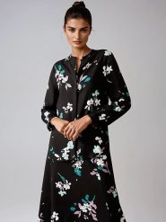 Marks & Spencer Bluzka w kolorze czarno-biało-turkusowym rozmiar: 38. Białe bluzki Marks & Spencer, bez wzorów, z wiskozy, bez kołnierzyka, bez ramiączek. Za 78.84 zł.