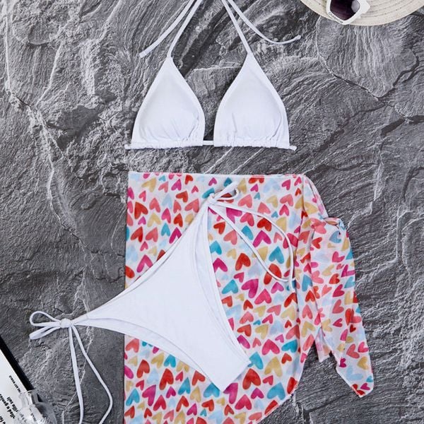 Zestaw bikini z pareo na plażę i basen Paca. Bikini Intica, bez wzorów, z tkaniny, eleganckie. W wyprzedaży za 149.00 zł.