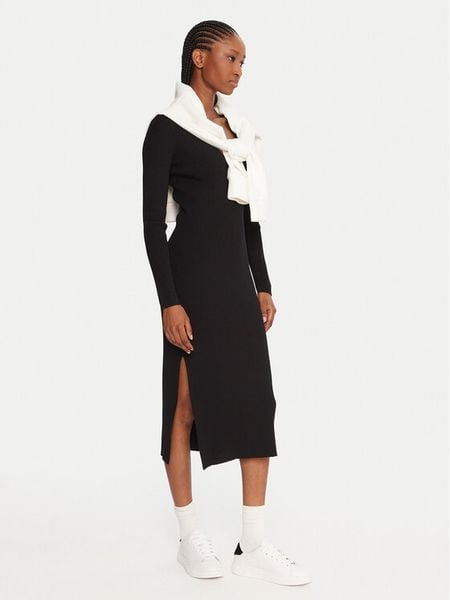 Lacoste Sukienka dzianinowa EF4175 Czarny Slim Fit. Czarne sukienki Lacoste, bez wzorów, z dzianiny, bez kołnierzyka, bez ramiączek. Za 899.99 zł.