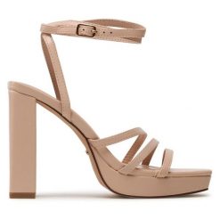 Sandały DeeZee. Brązowe sandały DeeZee, bez wzorów, bez obcasa, na słupku, bez zapięcia. Za 159.99 zł.