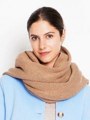 William de Faye Szal w kolorze karmelowym rozmiar: onesize. Brązowe szaliki i kominy William de Faye, bez wzorów, z materiału. Za 113.99 zł.