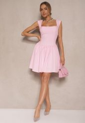 Różowa Sukienka o Rozkloszowanym Kroju z Kwadratowym Dekoltem Halivira. Czerwone sukienki Renee, na co dzień, l, bez wzorów, eleganckie, bez kołnierzyka, bez ramiączek, mini, proste. W wyprzedaży za 143.99 zł.