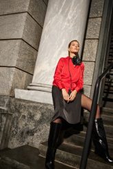 Koszula gładka czerwona. Czerwone koszule MOODO, l, bez wzorów, z poliesteru, bez kołnierzyka, bez ramiączek. Za 109.99 zł.