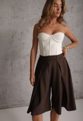 Brązowe Szeroki Szorty Eleganckie Bermudy High Waist z Zaszewkami w Talii Choniala. Brązowe szorty Renee, bez wzorów, biznesowe. Za 119.99 zł.