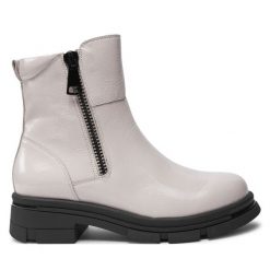 Botki Caprice. Białe botki Caprice, bez wzorów, bez obcasa, na płaskiej podeszwie, bez zapięcia. Za 279.99 zł.