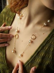 L'Atelier de Gaia Pozłacany naszyjnik z perłami - dł. 70 cm rozmiar: onesize. Białe naszyjniki L'Atelier de Gaia, z materiału, z perłą, pozłacane. Za 161.73 zł.