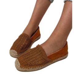 Brązowe espadryle ażurowe na platformie. Brązowe espadryle w ażurowe wzory, ze skóry, eleganckie, z okrągłym noskiem, bez obcasa, na platformie. W wyprzedaży za 81.09 zł.