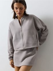 Krótka bluza z błyszczącymi aplikacjami - szary. Szare bluzy Sinsay, l, z aplikacjami, bez ramiączek, bez kaptura. Za 59.99 zł.