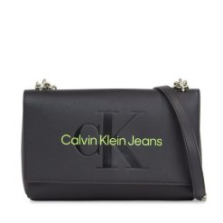 Torebka Calvin Klein Jeans. Czarne listonoszki Calvin Klein Jeans, bez wzorów, z jeansu, bez dodatków. Za 339.99 zł.