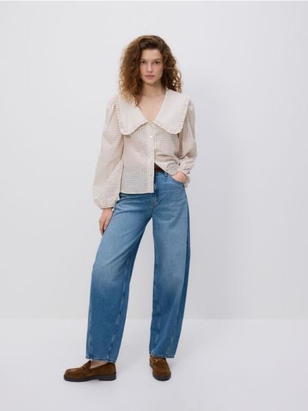 Bluzka z ozdobnym kołnierzem - złamana biel. Bluzki Reserved, l, bez wzorów, z bawełny, bez kołnierzyka, bez ramiączek. Za 129.99 zł.