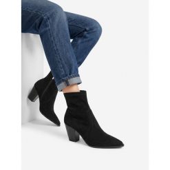 Botki Nine West. Czarne botki Nine West, bez wzorów, bez obcasa, na słupku, bez zapięcia. Za 329.99 zł.