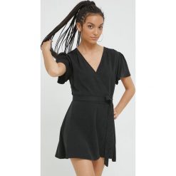 Superdry sukienka kolor czarny mini rozkloszowana. Czarne sukienki Superdry, l, bez wzorów, z tkaniny, bez kołnierzyka, bez ramiączek, mini, rozkloszowane. Za 329.99 zł.