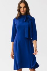 Elegancka sukienka z wiązaniem przy dekolcie i falbaną chaber. Sukienki Stylove, do pracy, l, bez wzorów, biznesowe, bez kołnierzyka, bez ramiączek. Za 309.00 zł.