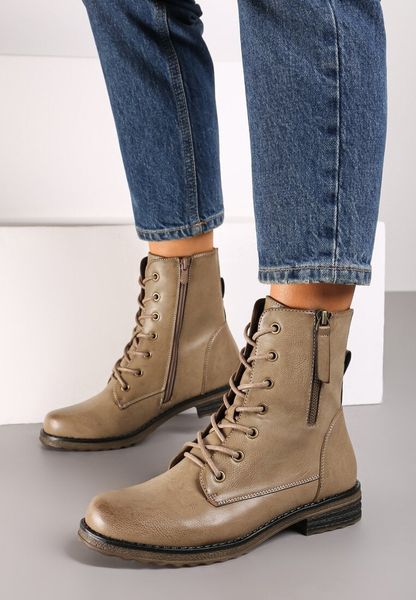 Ciemnobeżowe Płaskie Botki w Stylu Workerów ze Sznurowaniem z Ozdobnym Suwakiem Tarlina. Brązowe botki Born2be, bez wzorów, z jeansu, eleganckie, bez obcasa, na obcasie, bez zapięcia. Za 139.99 zł.