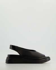 CZARNE SANDAŁY DAMSKIE 03-9798 BLACK. Czarne sandały Venezia, bez wzorów, ze skóry, bez obcasa, bez zapięcia. Za 269.00 zł.