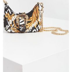 Torebka VERSACE JEANS COUTURE. Białe torebki klasyczne Versace Jeans Couture, bez wzorów, z jeansu, bez dodatków. Za 639.00 zł.