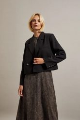 Krótka marynarka z ozdobymi guzikami czarna. Czarne marynarki i żakiety MOODO, l, bez wzorów, z elastanu, bez ramiączek. W wyprzedaży za 89.99 zł.