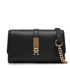 Torebka Tommy Hilfiger. Czarne kopertówki Tommy Hilfiger, bez wzorów, wizytowe, bez dodatków. Za 399.99 zł.