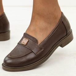 Brązowe skórzane Polskie mokasyny damskie Deoni D684. Brązowe mokasyny Deoni, bez wzorów, z jeansu, z okrągłym noskiem. Za 429.00 zł.